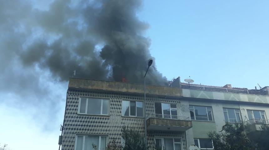 &Ccedil;atı katında &ccedil;ıkan yangın korkuttu