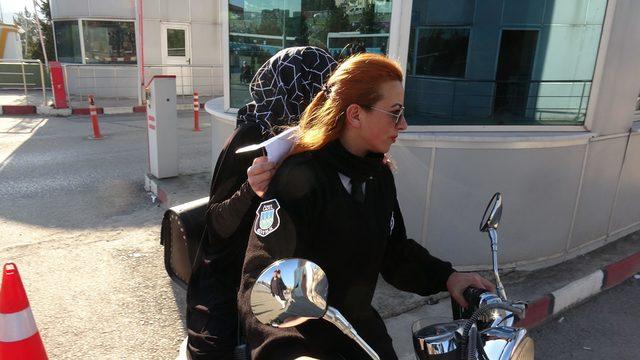 Kadın özel güvenlikçi, KPSS’ye geç kalanları motosikletiyle sınava yetiştirdi