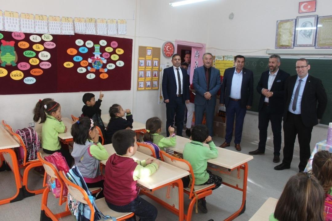 Minik &ouml;ğrencilere hediye s&uuml;rprizi