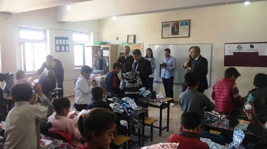 Bismilli öğrencilere giyim ve kırtasiye yardımı