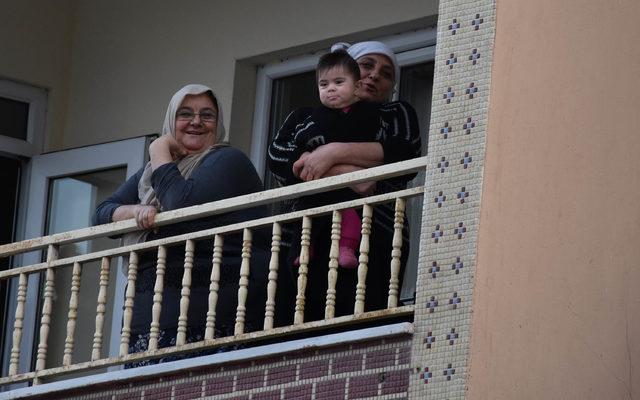 Şüpheli çanta imhasını çekirdek çitleyerek izlediler