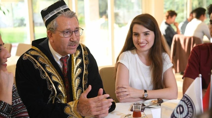 Rekt&ouml;r Budak, yabancı uyruklu Egelileri ağırlıyor