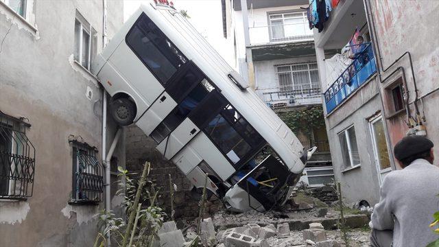 Kocaeli'de minibüs devrildi: 11 yaralı