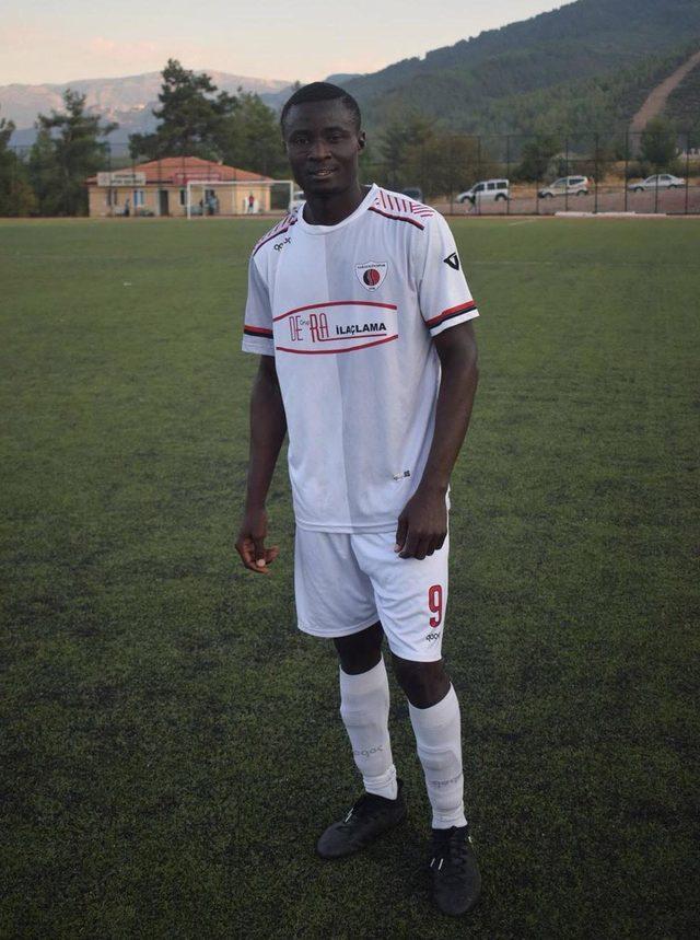 Sahada kalp krizi geçiren Nijeryalı futbolcu öldü