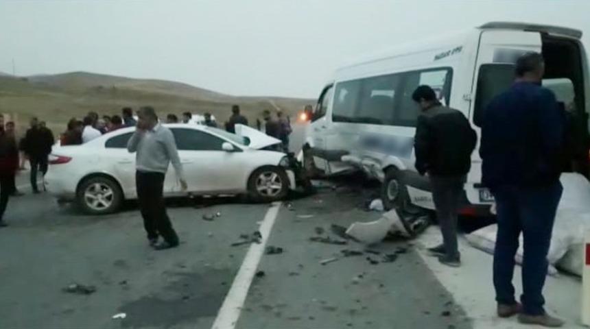 Otomobil ile minib&uuml;s &ccedil;arpıştı: &ccedil;ok sayıda yaralı var