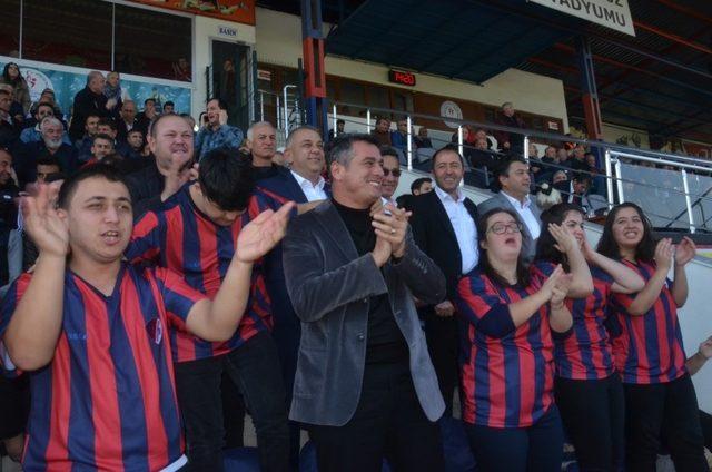 Bıyık sözünü tuttu; engelli çocuklar Düzcespor maçını izledi