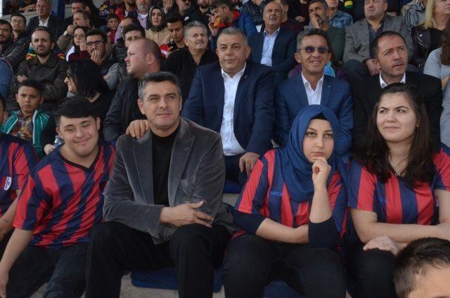 Bıyık sözünü tuttu; engelli çocuklar Düzcespor maçını izledi