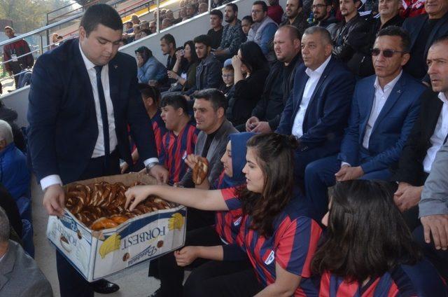 Bıyık sözünü tuttu; engelli çocuklar Düzcespor maçını izledi