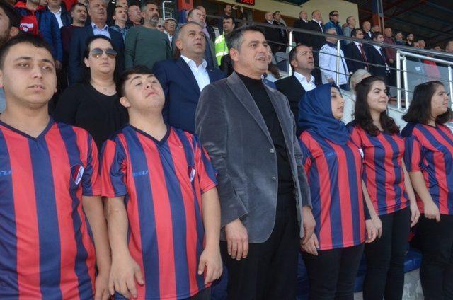 Bıyık sözünü tuttu; engelli çocuklar Düzcespor maçını izledi