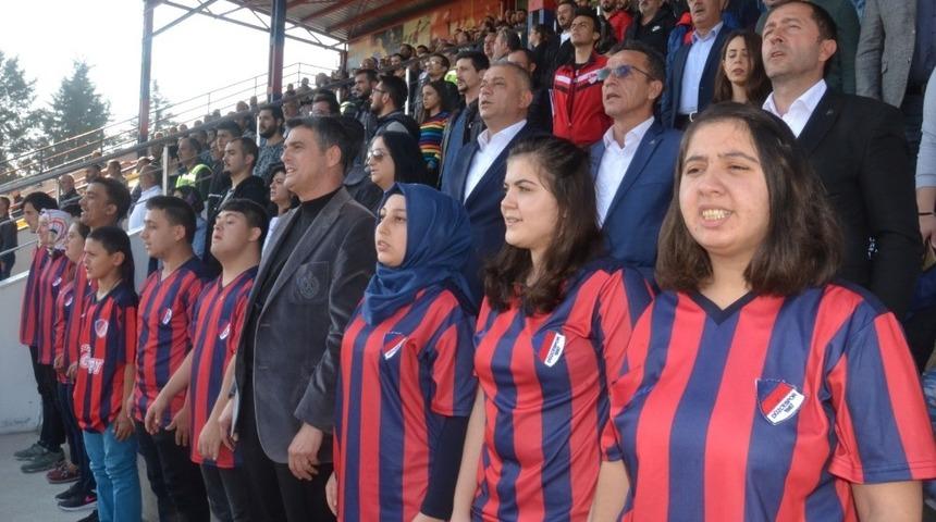 Bıyık s&ouml;z&uuml;n&uuml; tuttu; engelli &ccedil;ocuklar D&uuml;zcespor ma&ccedil;ını izledi