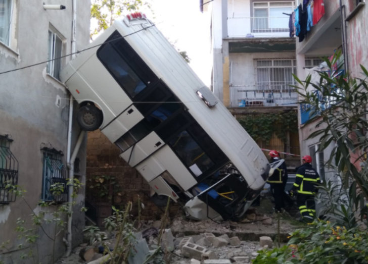 Yolcu minibüsü, iki bina arasındaki boşluğa uçtu: 12 yaralı  G1