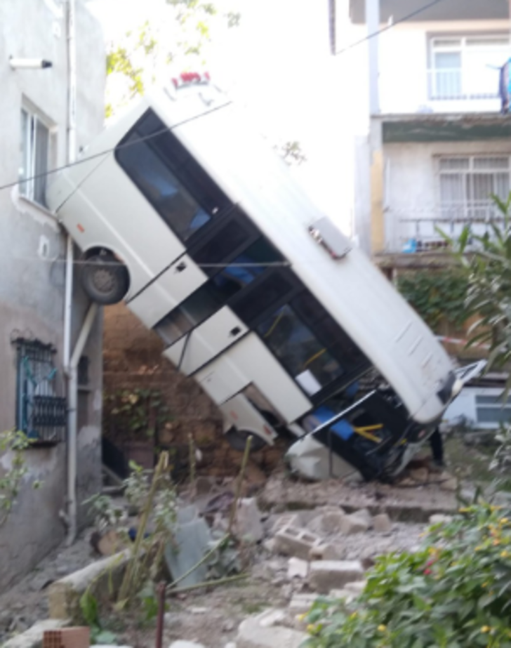 Yolcu minibüsü, iki bina arasındaki boşluğa uçtu: 12 yaralı  G2