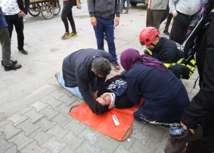 Yolcu minibüsü, iki bina arasındaki boşluğa uçtu: 12 yaralı  G3