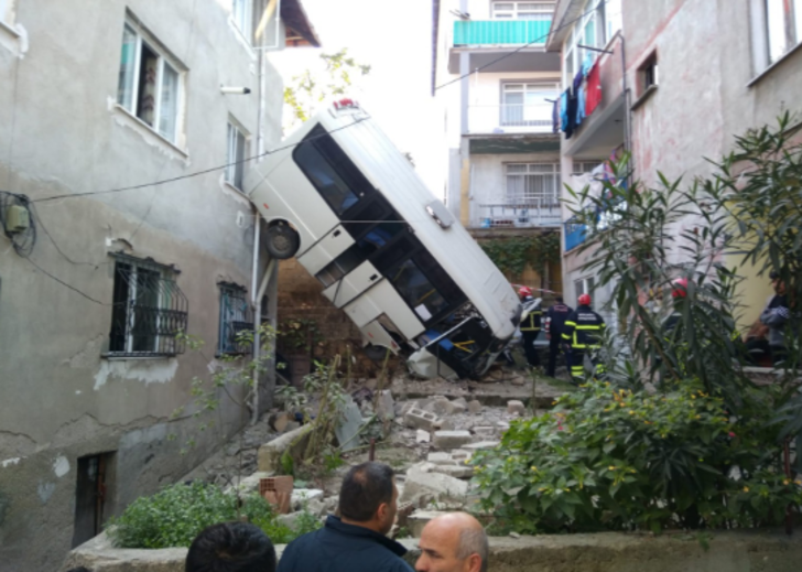 Yolcu minibüsü, iki bina arasındaki boşluğa uçtu: 12 yaralı  G4