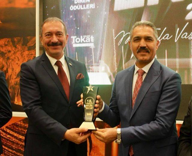 Turhal Belediye Başkanı Bekler’e yılın belediye başkanı ödülü