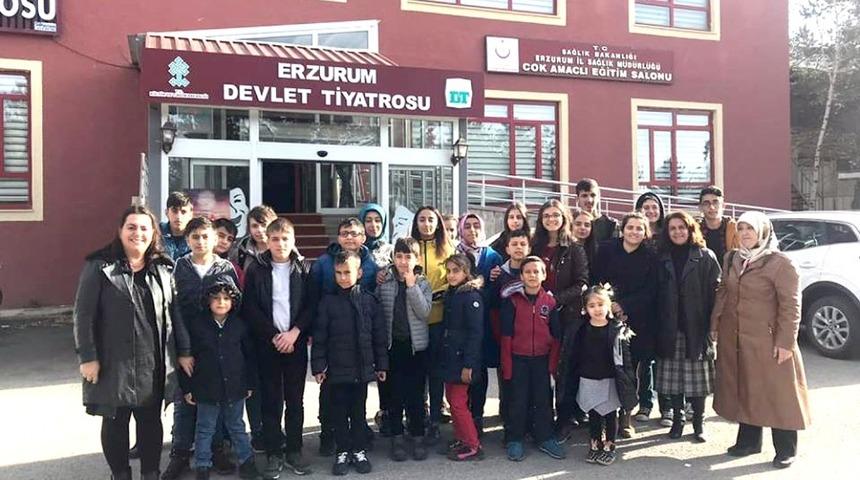 İlk defa tiyatroyla tanıştılar