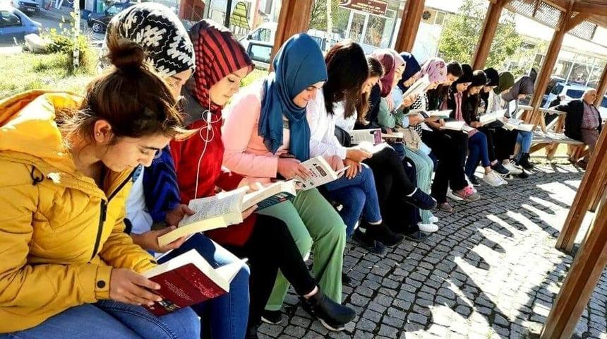 KYK&rsquo;lı gen&ccedil;ler kitap okumayı sevdiriyor