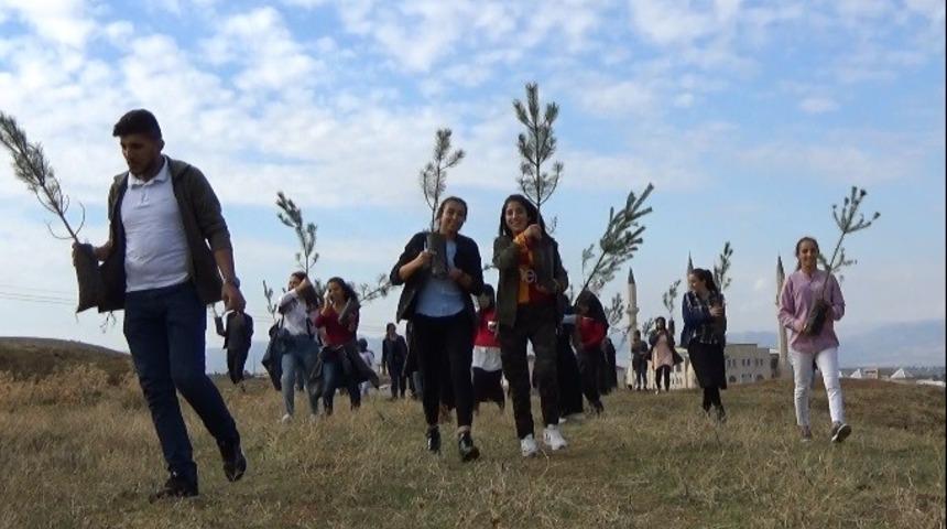 &Uuml;niversite &ouml;ğrencileri şehitler adına fidan dikti