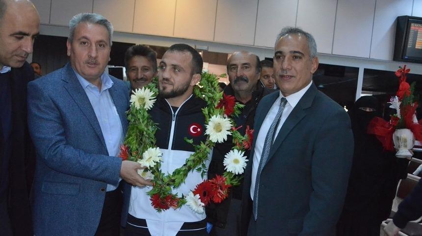 G&uuml;reşte d&uuml;nyayı fetheden Bilici&rsquo;ye coşkulu karşılama