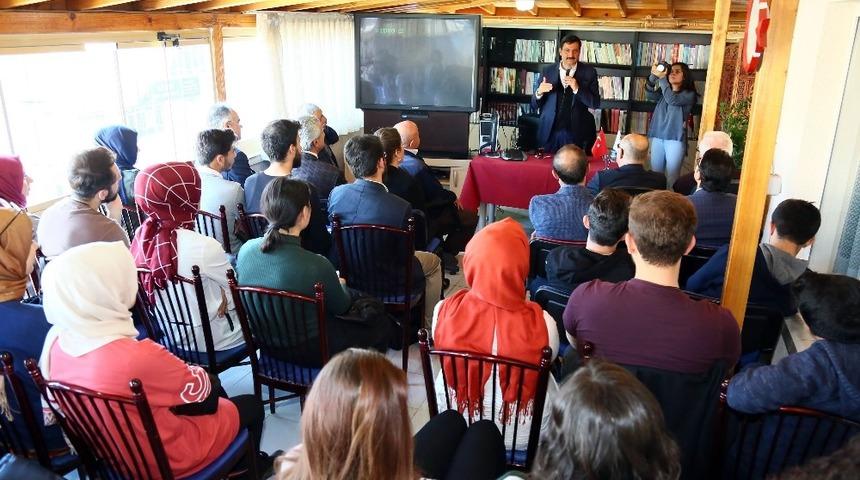 Başkan Ak, siyasi deneyimlerini &uuml;niversite &ouml;ğrencileriyle paylaştı