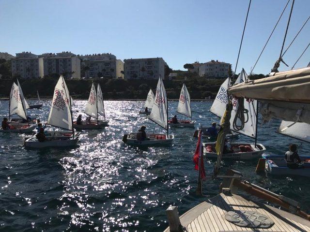 Foça’daki yelken yarışlarından kıyasıya mücadele