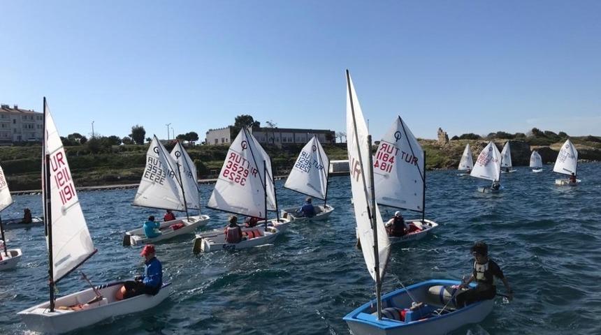 Fo&ccedil;a&rsquo;daki yelken yarışlarından kıyasıya m&uuml;cadele
