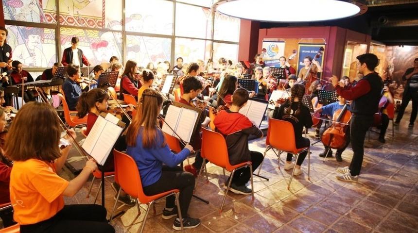 Işıkıtepeli ve Edirnekapılı  &ccedil;ocuklar birlikte barış i&ccedil;in &ccedil;aldı