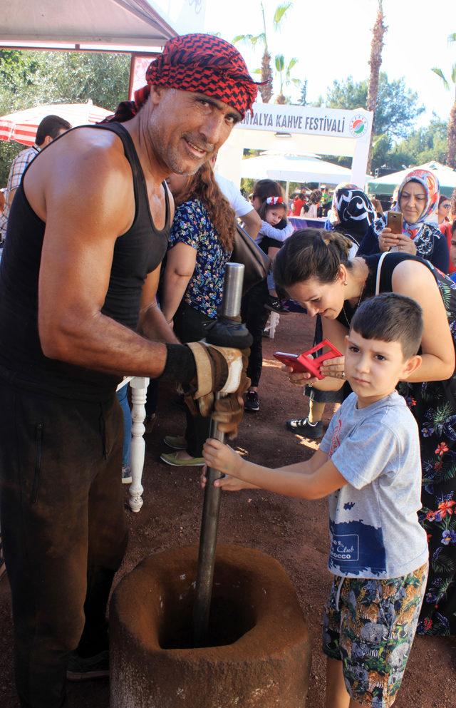 10 kilo kahve çıkarmak için 10 saat tokmak vuruyor