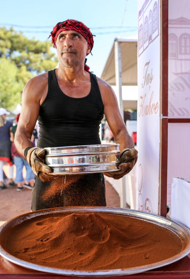 10 kilo kahve çıkarmak için 10 saat tokmak vuruyor