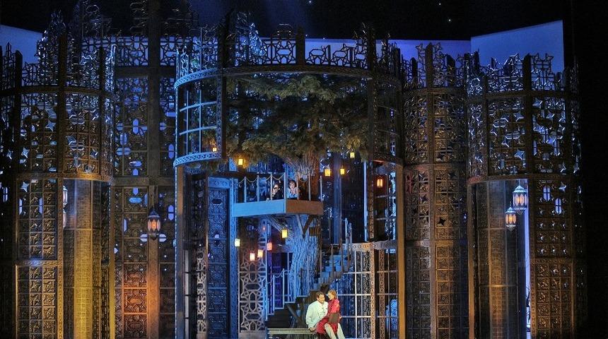 Opera r&uuml;zgarı Kasım&rsquo;da da s&uuml;r&uuml;yor