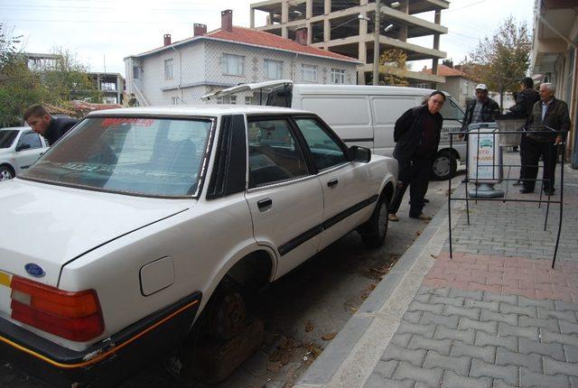 Tekirdağ’da otomobilin lastikleri bıçaklandı