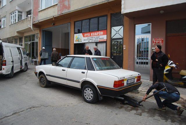 Tekirdağ’da otomobilin lastikleri bıçaklandı