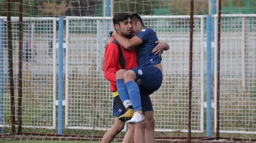 Sakatlanan rakibini kucağında taşıdı