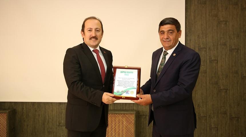 Vali Pehlivan&rsquo;a &ldquo;&Ccedil;ift&ccedil;i Dostu Vali&rdquo; plaketi verildi