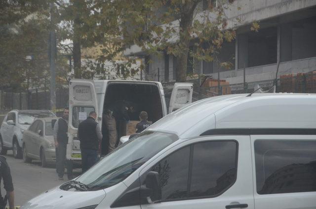 (Geniş haber) Küçükçekmece'de kargo aracının içinde şüpheli paket polisi alarma geçirdi