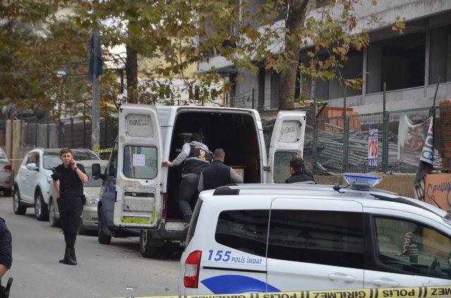 (Geniş haber) Küçükçekmece'de kargo aracının içinde şüpheli paket polisi alarma geçirdi