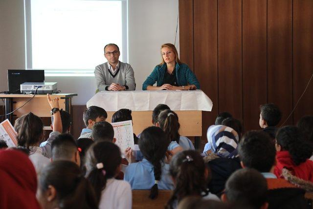 Bayraklılı öğrencilere hayvan sevgisini aşılamak için seminer