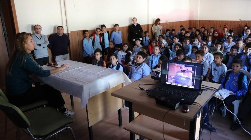 Bayraklılı öğrencilere hayvan sevgisini aşılamak için seminer