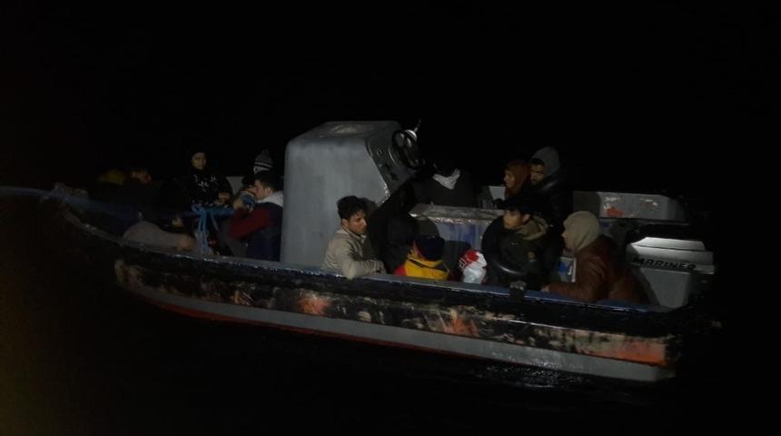 Hurda tekneden 21 ka&ccedil;ak g&ouml;&ccedil;men yakalandı