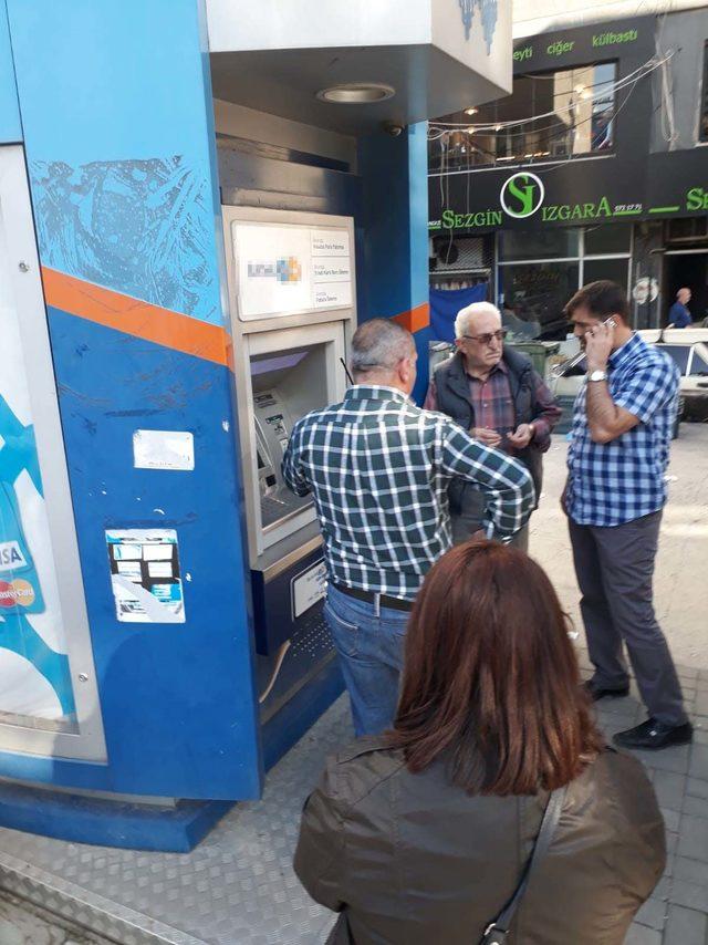 Kadın müşteri şüphelendi, ATM'deki düzenek bulundu