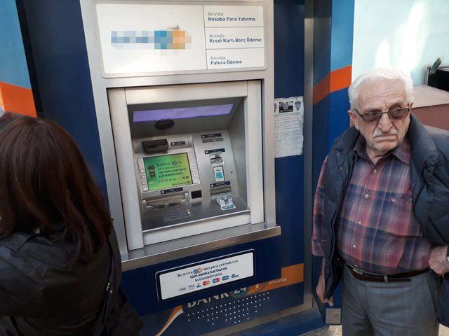 Kadın müşteri şüphelendi, ATM'deki düzenek bulundu