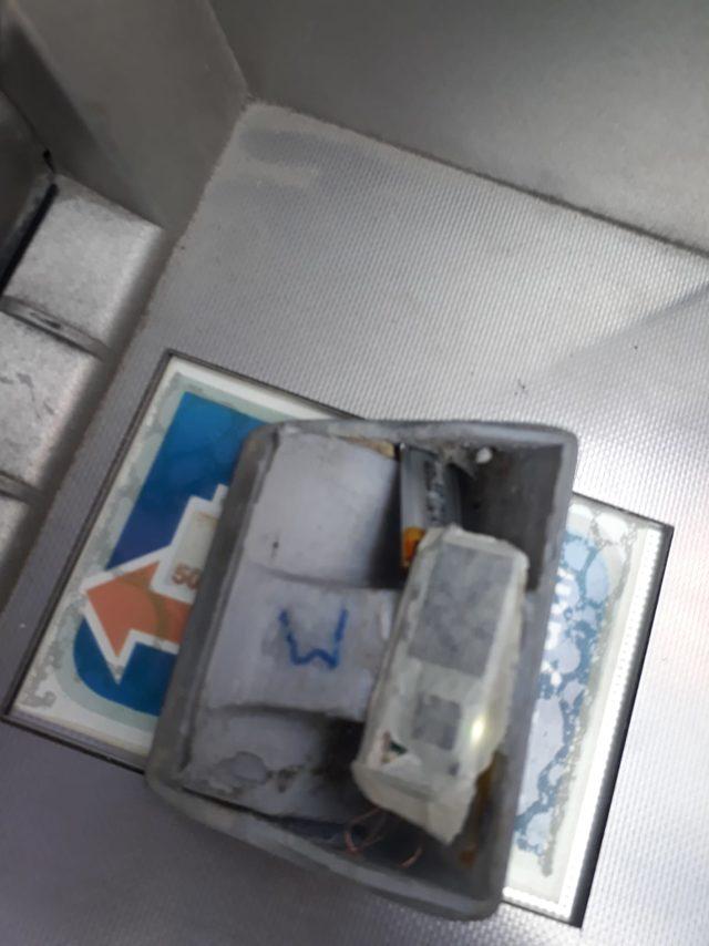 Kadın müşteri şüphelendi, ATM'deki düzenek bulundu