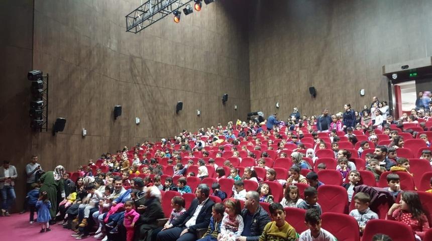 Sasonlu çocuklar ilk kez tiyatro ile tanıştı