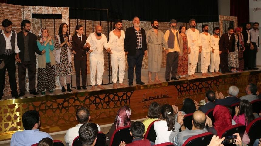 B&uuml;y&uuml;kşehir tiyatrosu yeni sezon perdelerini a&ccedil;tı