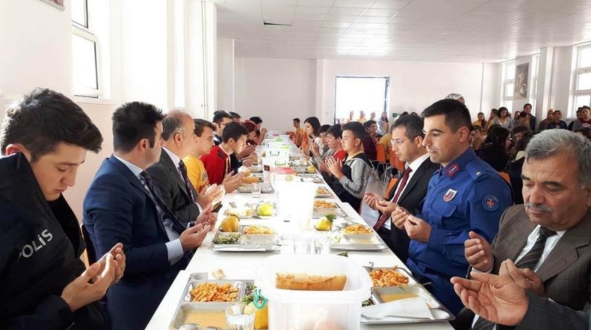 Kaymakam Korkuta, &ouml;ğrencilerle yemek yedi başarılar diledi