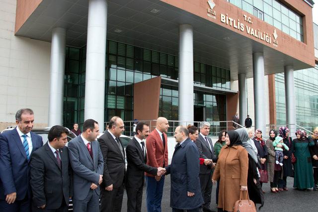 Trabzon Valiliği'ne atanan Ustaoğlu, Bitlis'ten uğurlandı