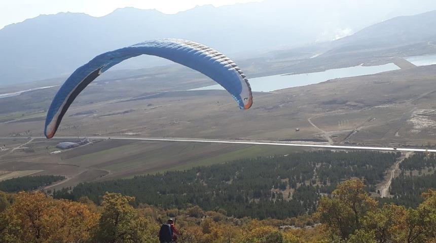 Seydişehir &Ccedil;al Tepesinde ilk kez yama&ccedil; paraş&uuml;t&uuml; atlayışı ger&ccedil;ekleştirildi
