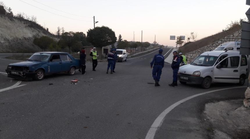 Bilecik&rsquo;te otomobil ile motosiklet &ccedil;arpıştı: 1 yaralı