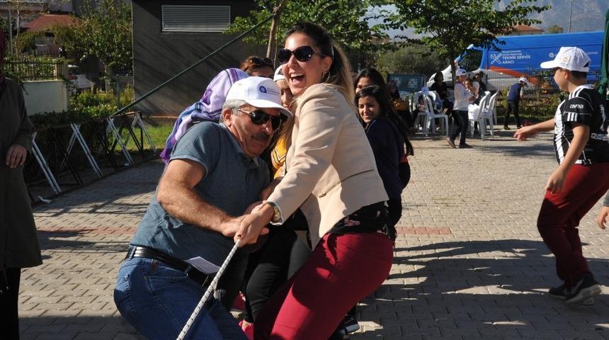 Yaşlı ve &Ccedil;ocuklar partide buluştu