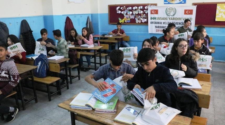İHH’dan 15 bin öğrenciye yardımcı ders kitabı